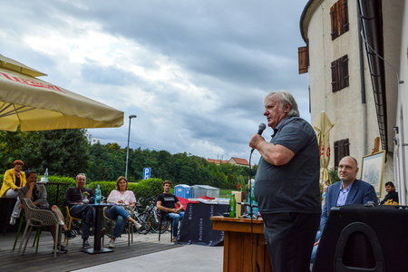 Tone Partljič v zavetju Sodnega stolpa, september 2020 / Foto: Andrej Senica