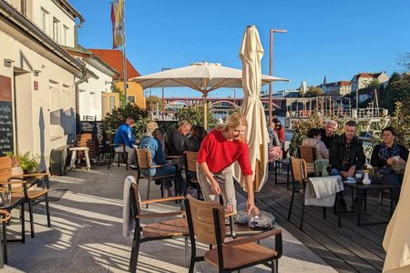Cafe Fani and Rozi is open on weekend