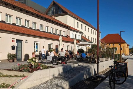 Cafe Fani and Rozi is open on weekend